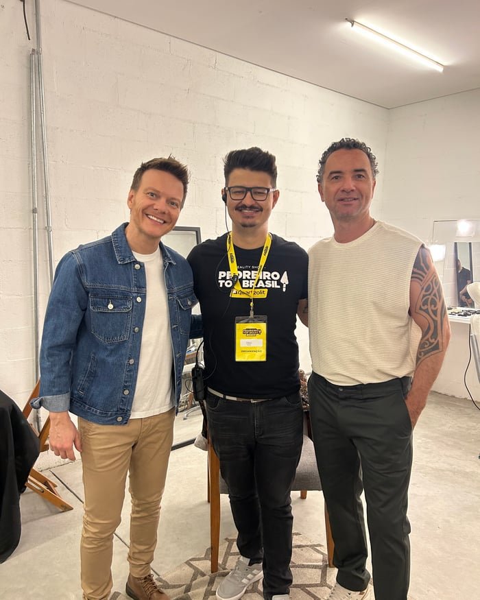 Camilo Leles ao lado de dois convidados nos bastidores do reality show Pedreiro Top Brasil